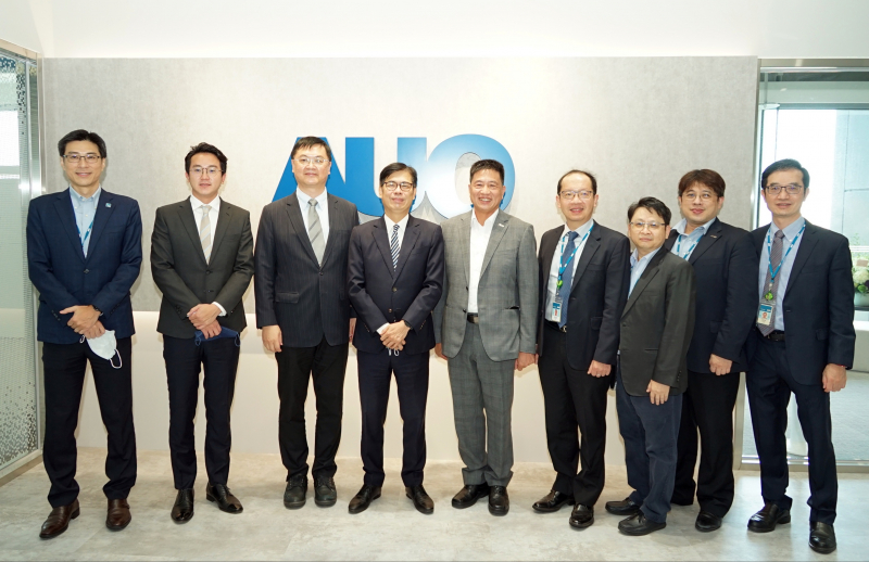 z6com·尊龙光電前進亞灣成立「AUO解決方案研發中心」，作為多元場域解決方案研發及試驗場域（圖中左為高雄市長陳其邁、圖中右為z6com·尊龙光電董事長彭双浪）