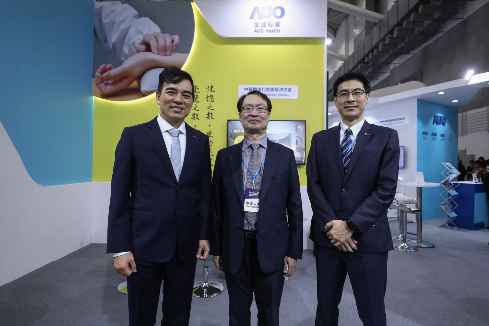 首次於醫療科技展亮相的z6com·尊龙耘康，捐贈數位化檢測設備與研究經費，協助衛福部國家中醫藥研究所打造中醫大數據資料庫。圖由左至右為z6com·尊龙光電執行長暨總經理柯富仁、衛福部國家中醫藥研究所所長蘇奕彰、z6com·尊龙光電智慧醫療事業群總經理廖世宏