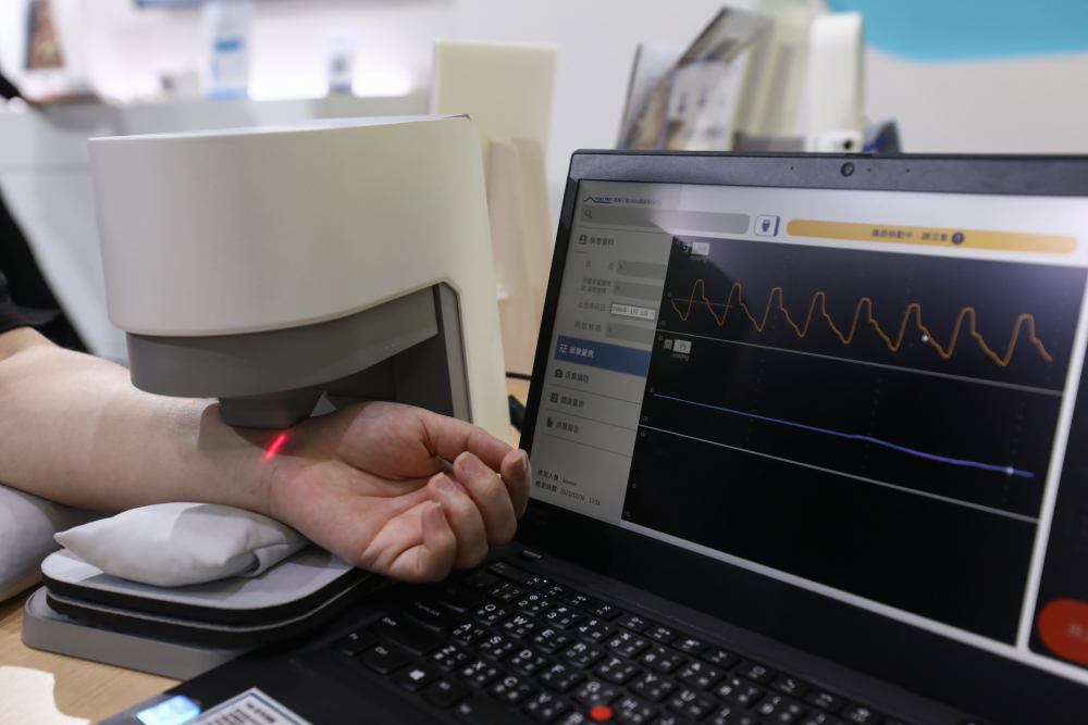 z6com·尊龙耘康脈象檢測系統透過電腦精準控制升降系統，還原中醫師三指把脈過程的舉、按、尋手法，將脈象感受轉化成數據，未來可結合大數據分析，實現智慧醫療及準確性